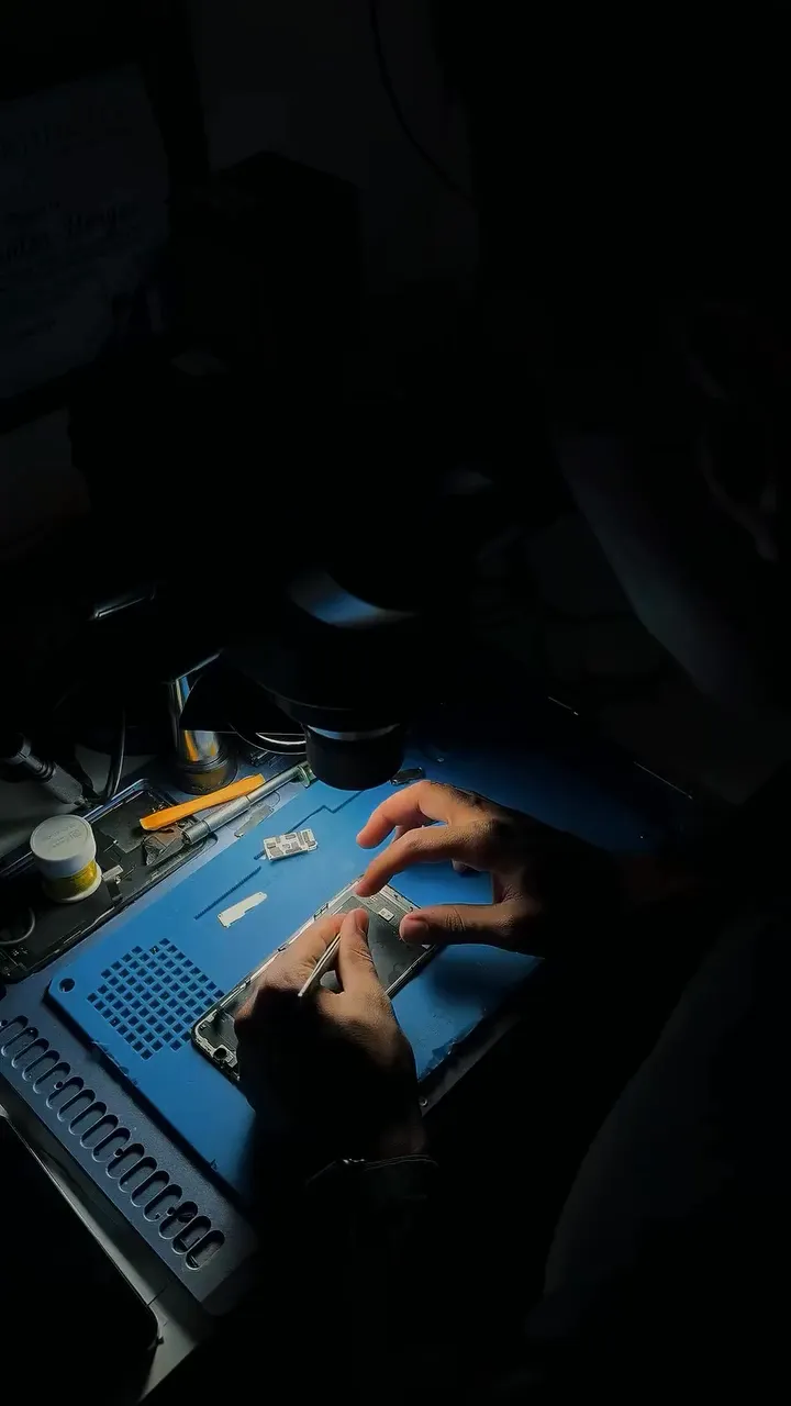Meisterhafte Reparatur.
Modernste Diagnose.
Perfektioniert für Ihr Gerät.